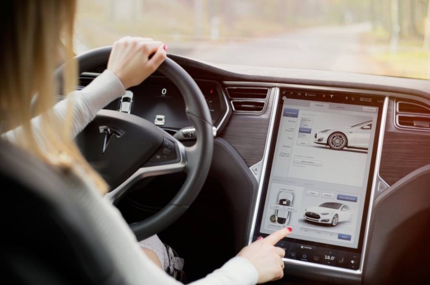 تحقيق رسمي حول خلل في شاشات تيسلا Model S