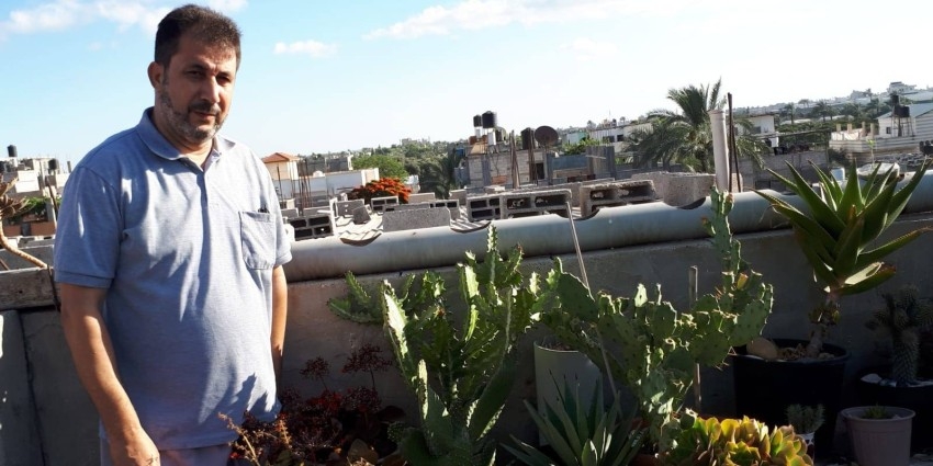 المناعمة يوثق جماليات النباتات الفلسطينية بكاميرا هاتفه