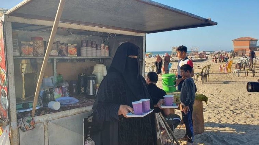 فاطمة أبولبدة.. فلسطينية تبيع مشروبات ساخنة لتعيل أبناءها الـ6