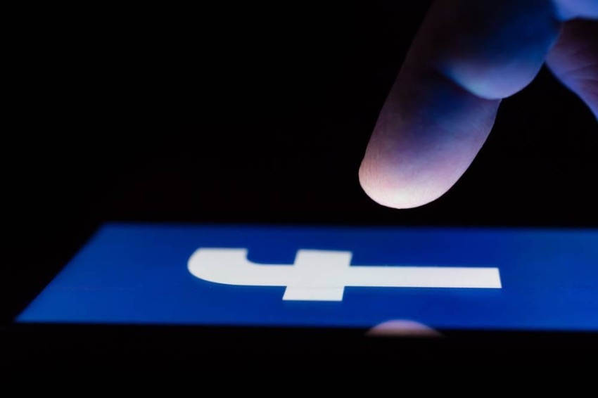فيسبوك يقدم الوضع المظلم على تطبيق الهواتف الذكية
