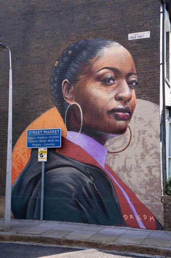 «جدارية مناهضة للعنصرية» بطلة مسلسل إيست إندرز البريطاني