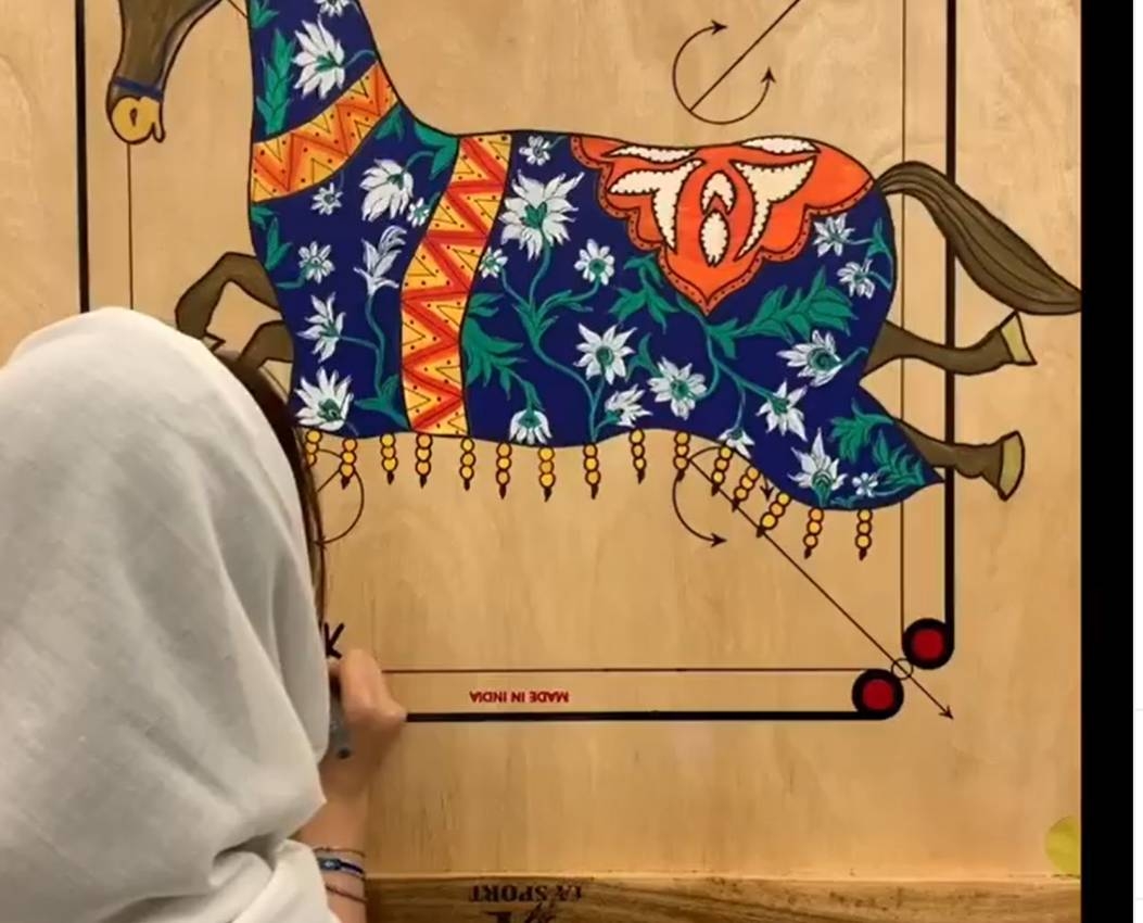 خلود الخميري فنانة شابة تحول ألواح الكيرم لـ«إبداعات فنية»