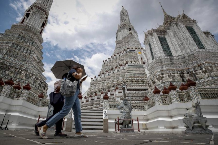 تايلاند تعيد فتح المدارس والحانات والحدود أمام بعض الأجانب