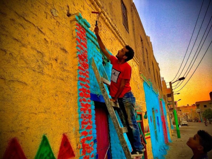 أحمد الأسد.. فنان مصري يزين واجهة 90 منزلاً بجداريات مبهجة