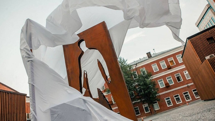 إزاحة الستار عن نصب تذكاري لعمال «الدليفري» في موسكو