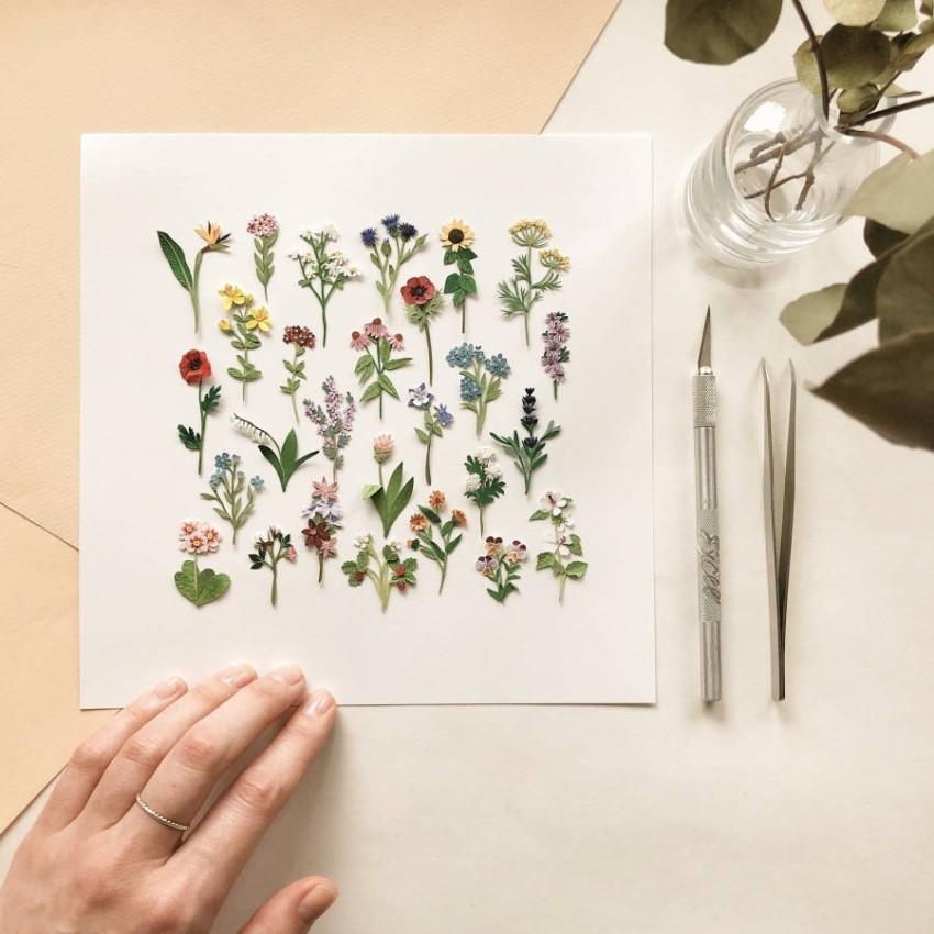 فنانة روسية تبدع زهوراً بالورق تنسجها بالرومانسية