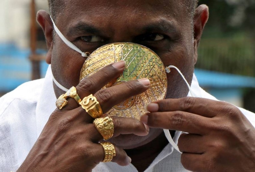 هندي يرتدي كمامة ذهبية بـ4 آلاف دولار خوفاً من كورونا