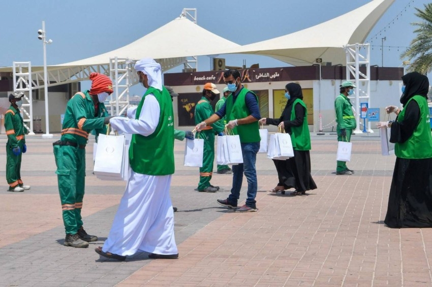 بلدية أبوظبي والاتحاد النسائي العام ينفِّذان مبادرة «سقيا» للعاملين في الحر