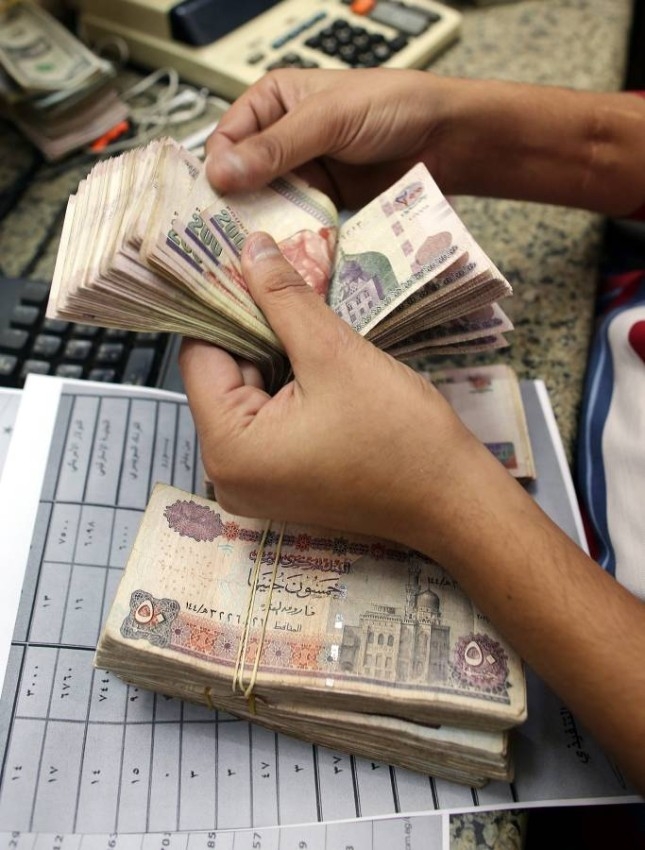 الجنيه المصري يواصل تراجعه أمام الدولار في البنوك المحلية