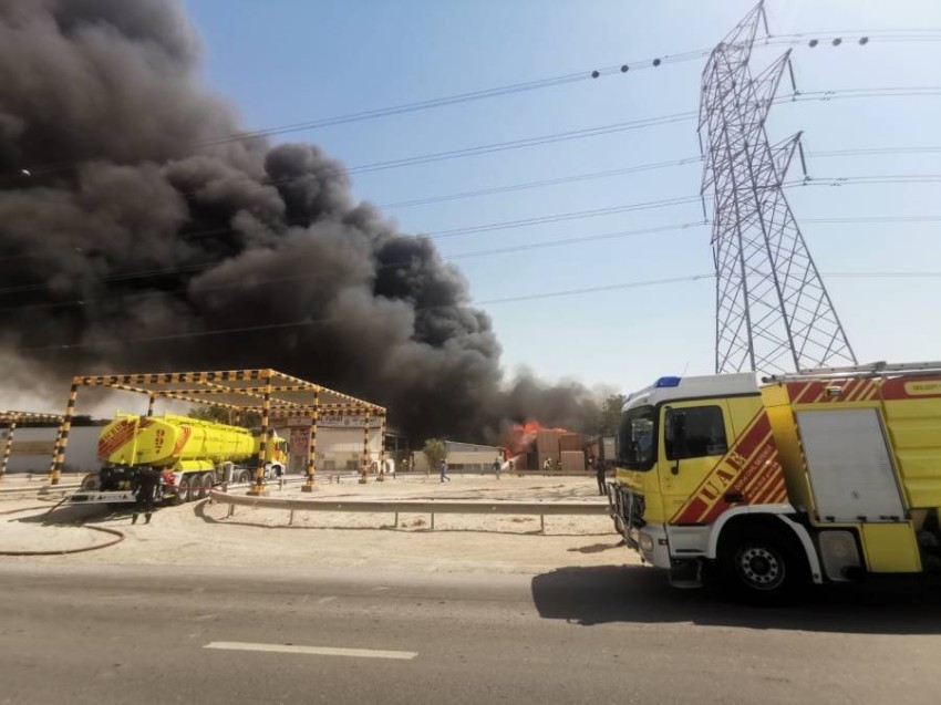 دفاع مدني دبي يسيطر على حريق أم الرمول.. ولا إصابات