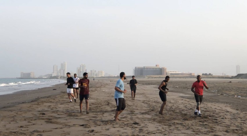 ماجد ناصر يستنجد بشواطئ الفجيرة لاستعادة لياقته البدنية
