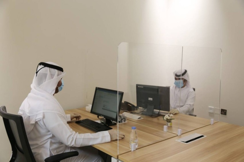 بلدية دبا الحصن توفر وسائل الوقاية للموظفين والمراجعين