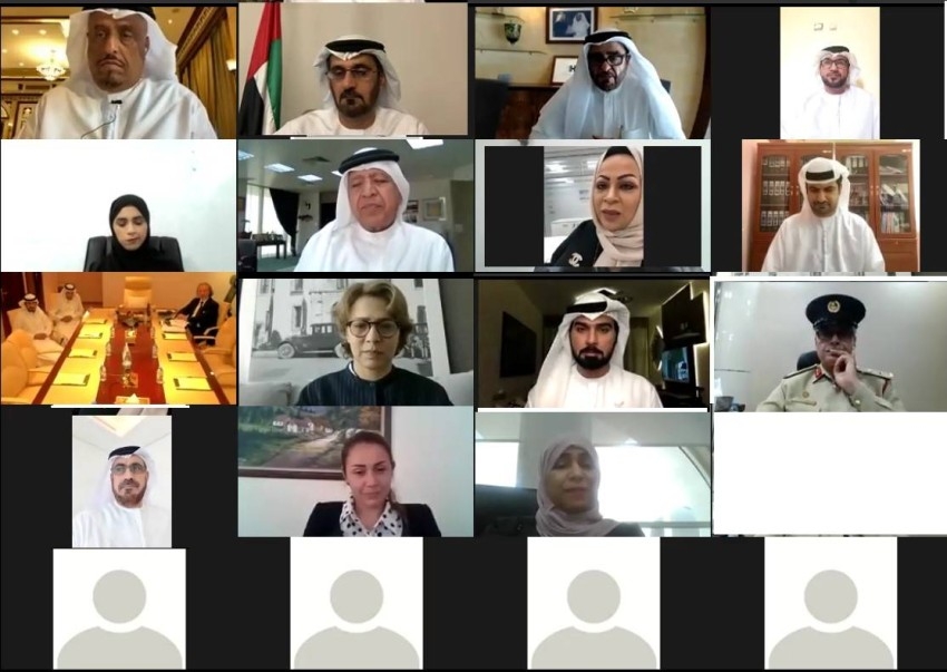 الحمادي يكرم الطلبة والطالبات المشاركين بجائزة الإمارات للعلماء الشباب