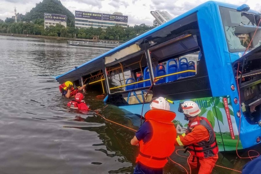 وفاة 21 شخصاً في سقوط حافلة في بحيرة بالصين