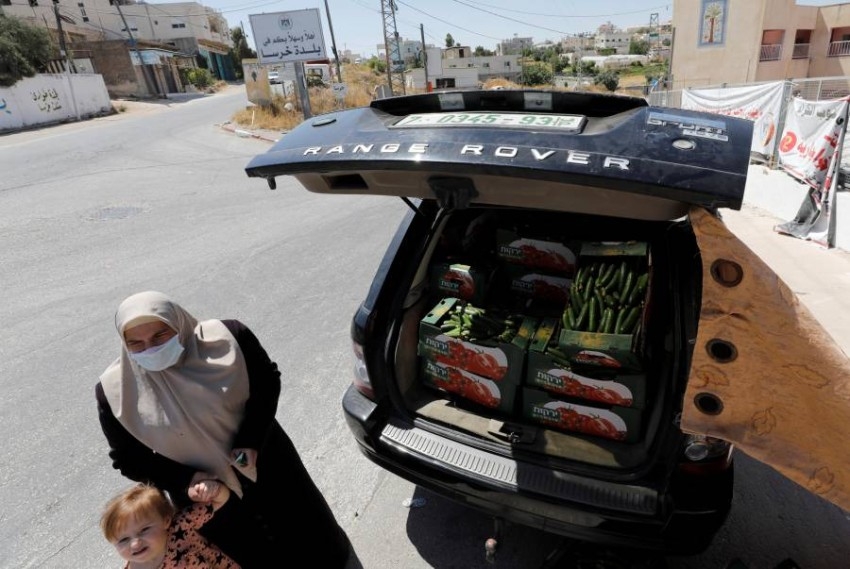 مزارع فلسطيني يبيع الخيار في سيارتَي جيب فارهتَين