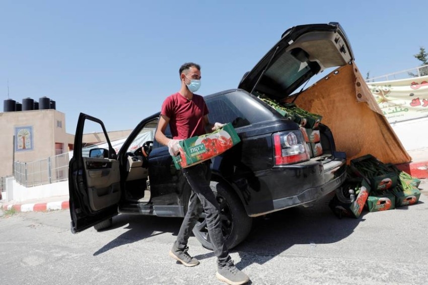 مزارع فلسطيني يبيع الخيار في سيارتَي جيب فارهتَين