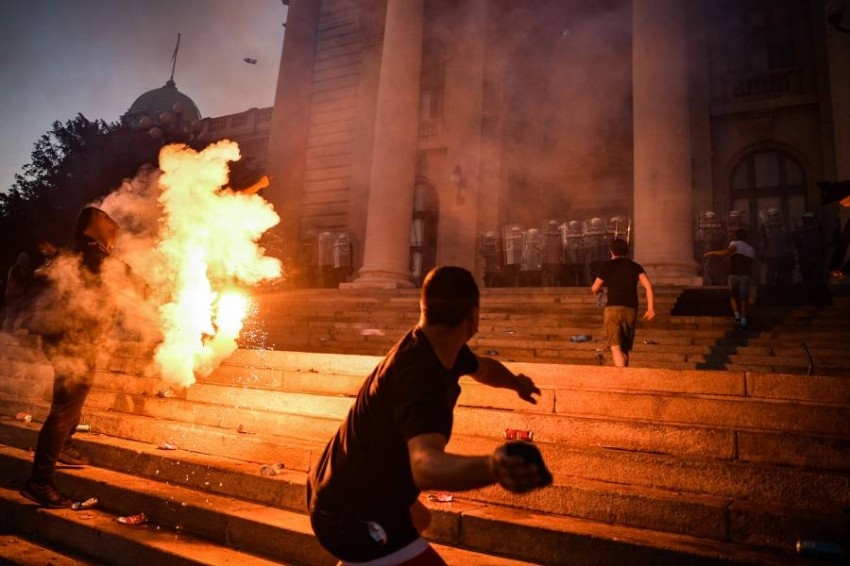 وزير الداخلية الصربي يصف الاحتجاجات في بلاده بـ«محاولة انقلاب»