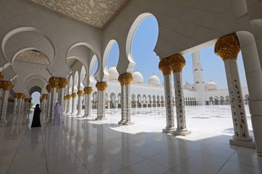 «جامع زايد الكبير» يجذب 5 آلاف زائر في جولات افتراضية ملهمة