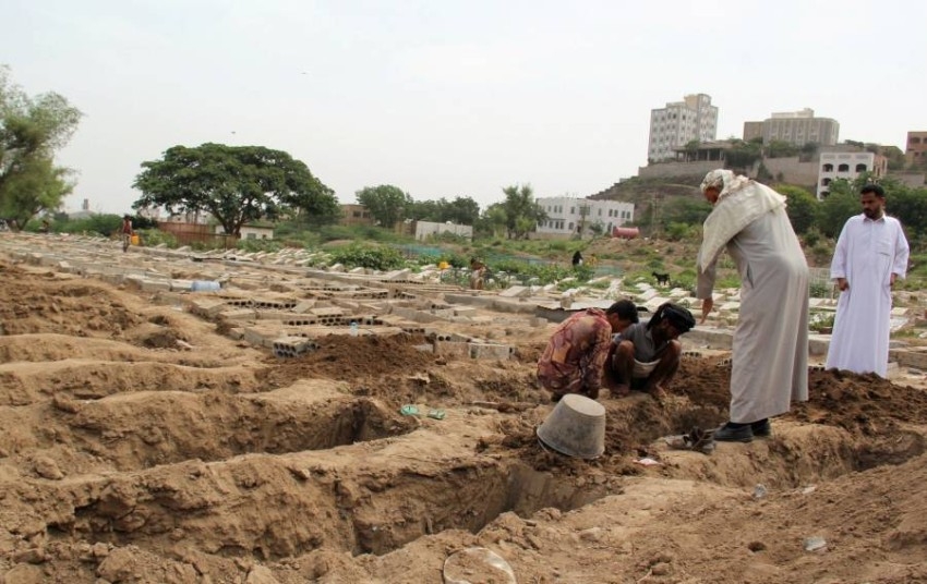مقبرة يمنية تستعين بحفار آلي لمواكبة الزيادة في وفيات كورونا