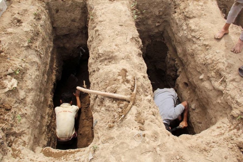 مقبرة يمنية تستعين بحفار آلي لمواكبة الزيادة في وفيات كورونا