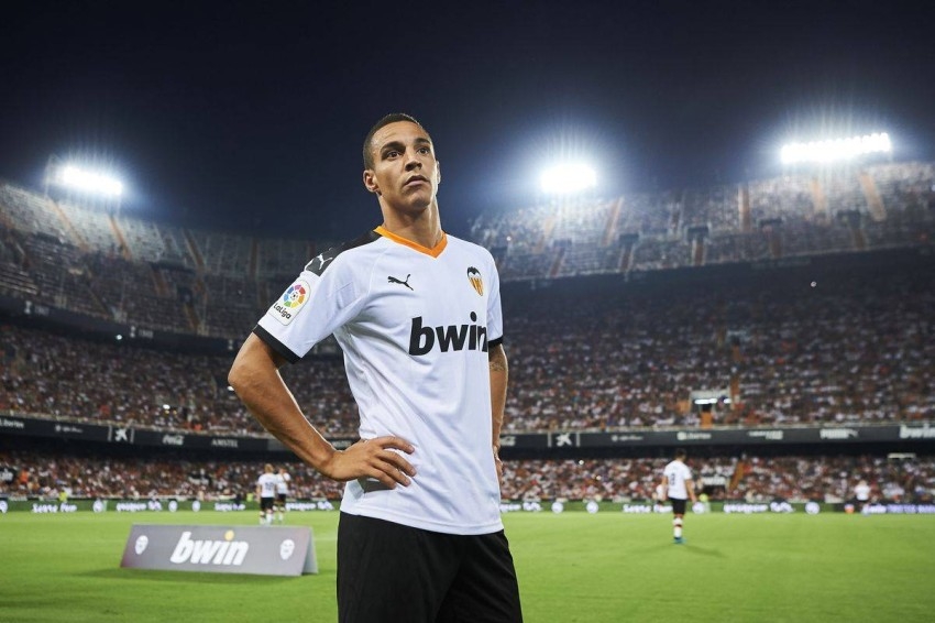 إسبانيا تعتزم منع شركات المراهنات من رعاية قمصان أندية كرة القدم