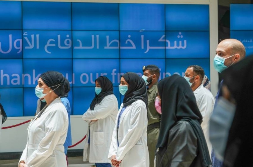 منصور بن محمد يزور مستشفى دبي الميداني ويثني على جهود خط الدفاع الأول
