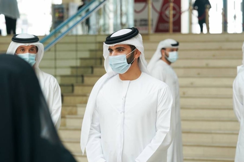 منصور بن محمد يزور مستشفى دبي الميداني ويثني على جهود خط الدفاع الأول