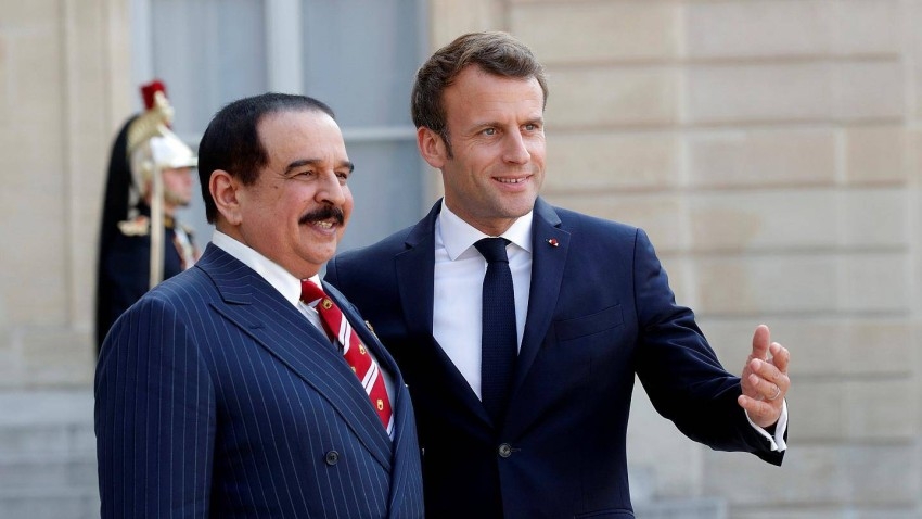 العاهل البحريني يبحث مع الرئيس الفرنسي قضايا إقليمية ودولية