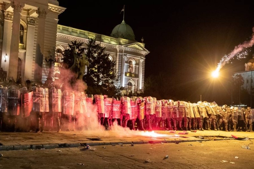اعتقال العشرات في بلغراد بعد اقتحام محتجين للبرلمان الصربي