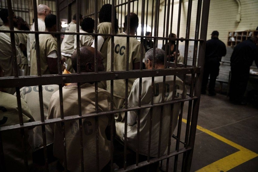 سجن أمريكي يحظر على النزلاء ارتداء الكمامات