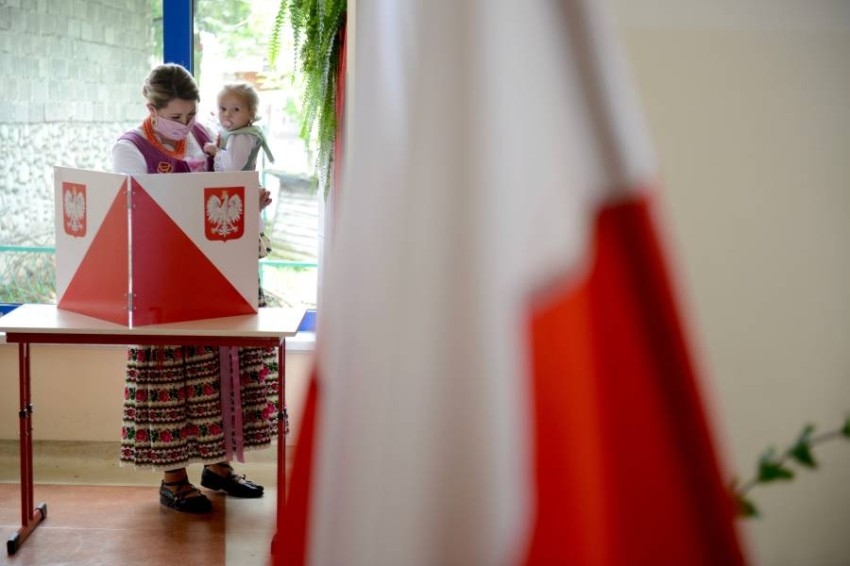 بدء التصويت في جولة الإعادة في انتخابات الرئاسة في بولندا