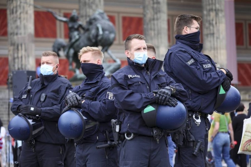 ألمانيا.. رجل يهدد شرطيَين بقوس وأسهم ويستولي على أسلحتهم