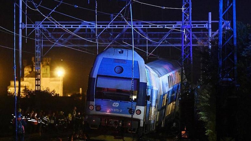 وفاة شخص وإصابة العشرات في تصادم بين قطارين قرب براغ