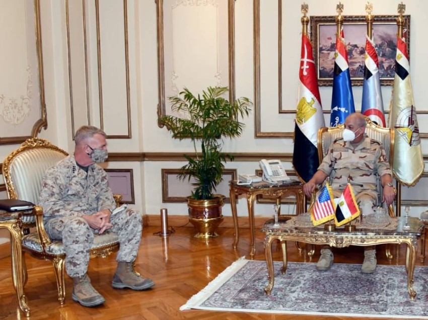 وزير الدفاع المصري يلتقي قائد القيادة المركزية الأمريكية