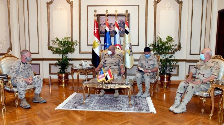 وزير الدفاع المصري يلتقي قائد القيادة المركزية الأمريكية