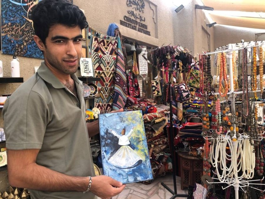 همام إبراهيم يبدع لوحات تراثية وصوفية في حي الفهيدي