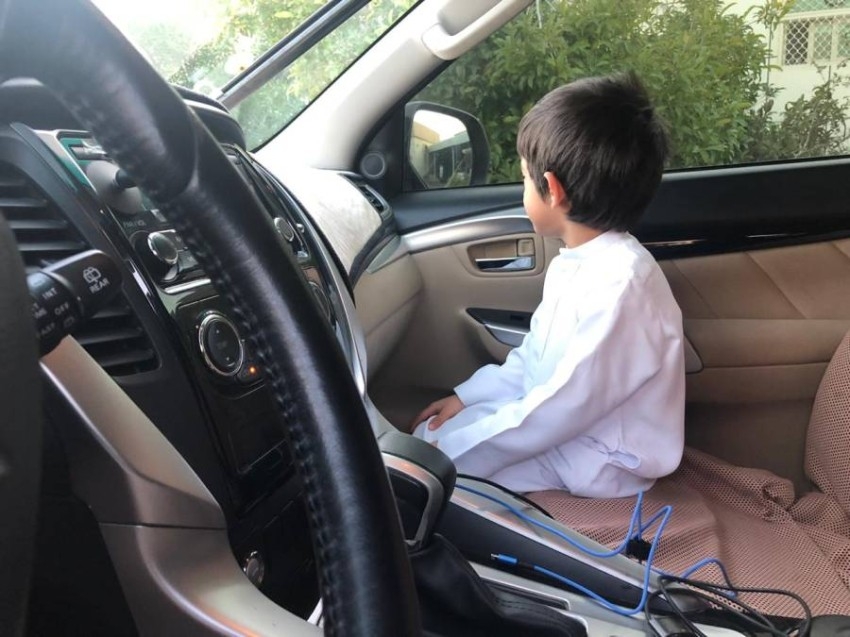 التحذير من مخاطر ركوب الأطفال دون العاشرة في المقاعد الأمامية بالمركبة