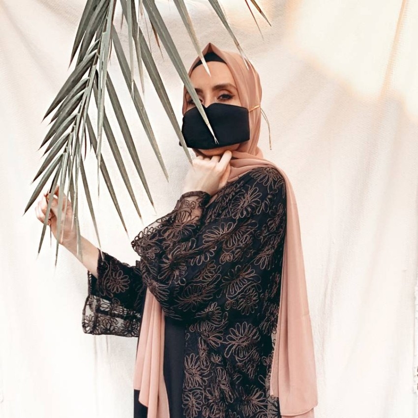 شابتان تصممان كمامات قماشية وحريرية مستوحاة من البرقع الإماراتي