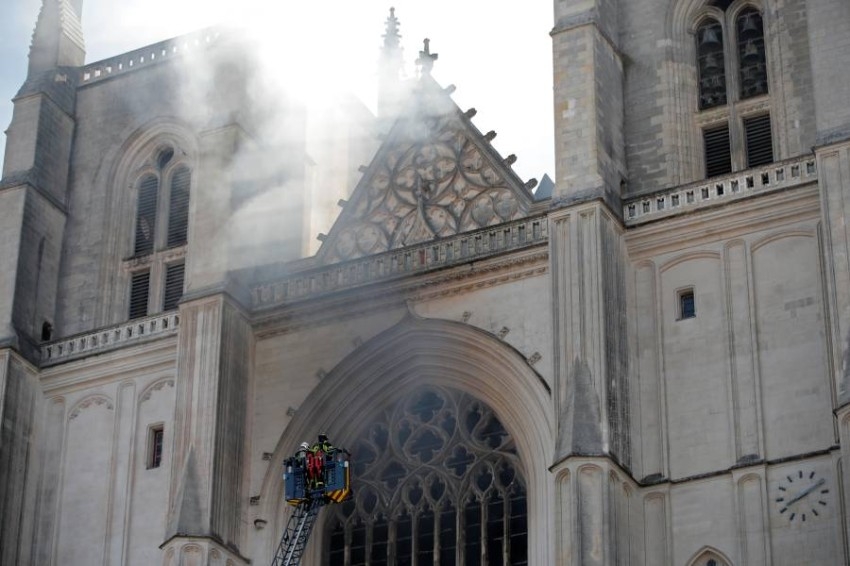 السيطرة على حريق هائل في كاتدرائية «نانت» التاريخية بفرنسا