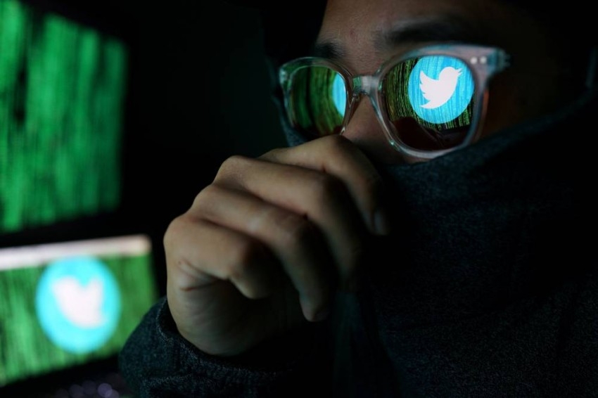 «تويتر»: المتسللون اطلعوا على رسائل 36 حساباً