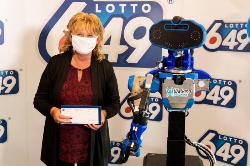 روبوت يسلِّم جائزة اليانصيب الكبرى في كندا