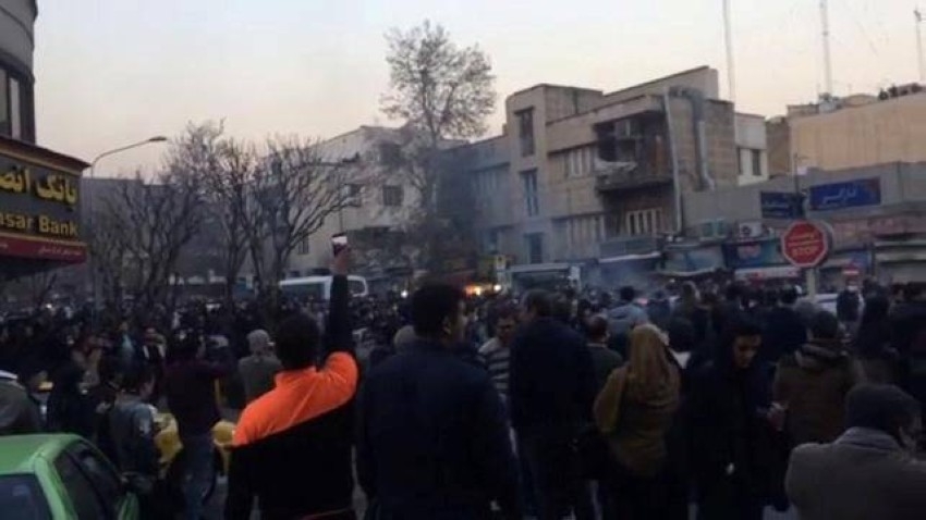 إعدام متظاهر إيراني أدين بقتل عنصر من الحرس الثوري