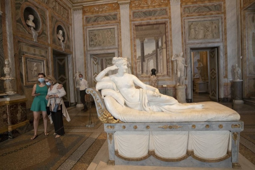بالفيديو.. كاميرات مراقبة تفضح مشوِّه تمثال بولين في متحف إيطالي