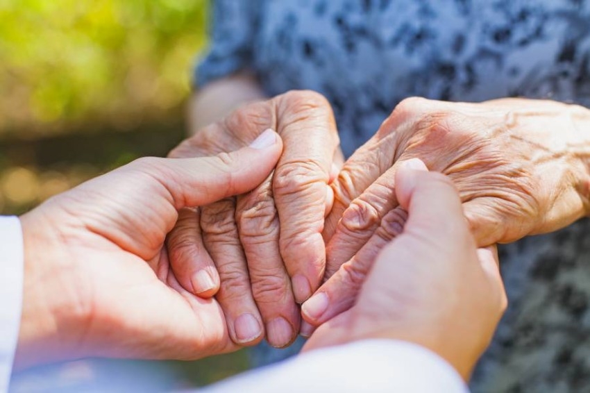 عيادات متنقلة بأبوظبي ضمن برنامج «الرعاية الصحية لكبار السن»