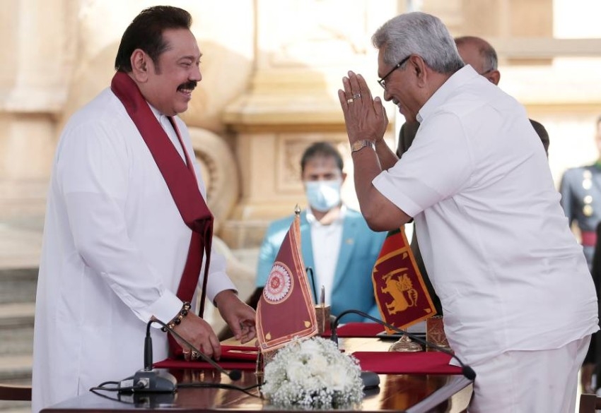 زعيم سريلانكا السابق يؤدي اليمين رئيساً للوزراء أمام شقيقه الأصغر
