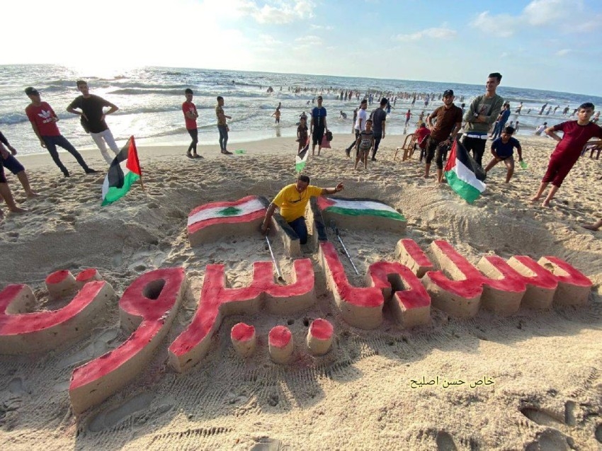 «سلاماً بيروت»..رسالة تضامن رملية من شاطئ غزة إلى لبنان