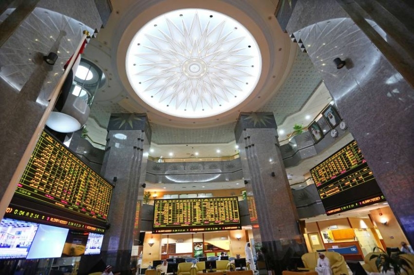 الأسهم الإماراتية تتراجع في مستهل تعاملات الأسبوع بضغط القياديات