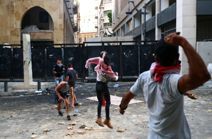 متظاهرون مناهضون للحكومة يرشقون الشرطة بالحجارة في بيروت