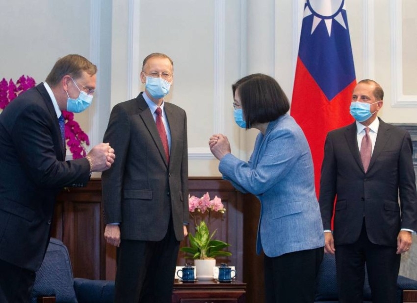 رئيسة تايوان تلتقي وزير الصحة الأمريكي في تايبيه