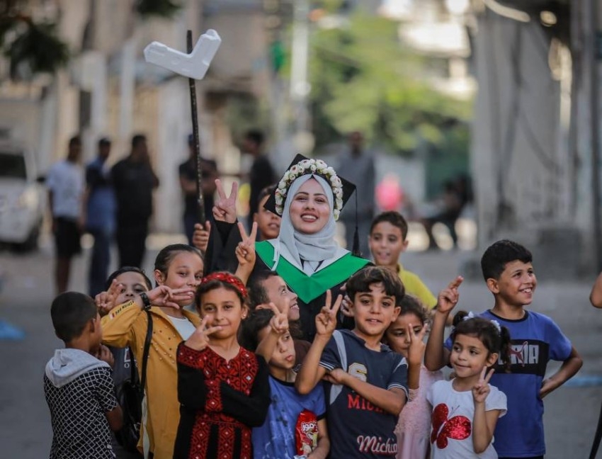 انتصار البطش تجوب شوارع غزة بشاحنة والدها احتفالاً بتخرجها